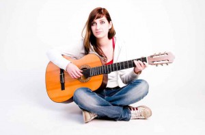 Akkustik Gitarre, die Frau sitzt